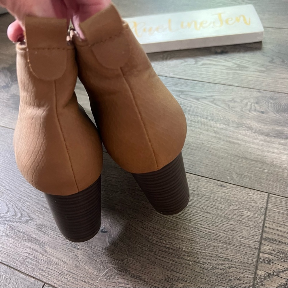 Journee Collection Bellamy Deep V Ankle Boots NWOT - Picture 4 of 7